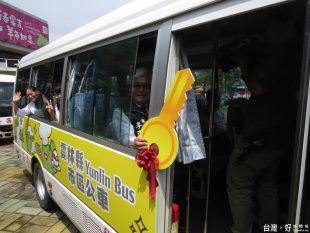 雲林市區公車9日正式上路，雖然只行駛斗六市鬧區兩條路線，但這是雲林首度行駛市區公車，雲林縣民為了搭乘公車，已足足等了30多年。