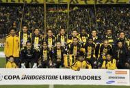 The Strongest de Bolivia posa para los fotógrafos antes de su partido por la Copa Libertadores de 2013 ante el Sao Paulo en el estadio Hernando Siles de La Paz el 4 de abril de 2013 (AFP/Archivos | Aizar Raldes)