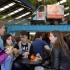 En esta imagen tomada el 21 de septiembre de 2014, clientes comen durante un festival de camiones de comida en Amberes, Bélgica. Ya no se trata de perritos calientes insípidos o maní garrapiñados, la nueva generación de camiones de comida promueven los ingredientes sanos y de origen local. (Foto AP/Virginia Mayo)