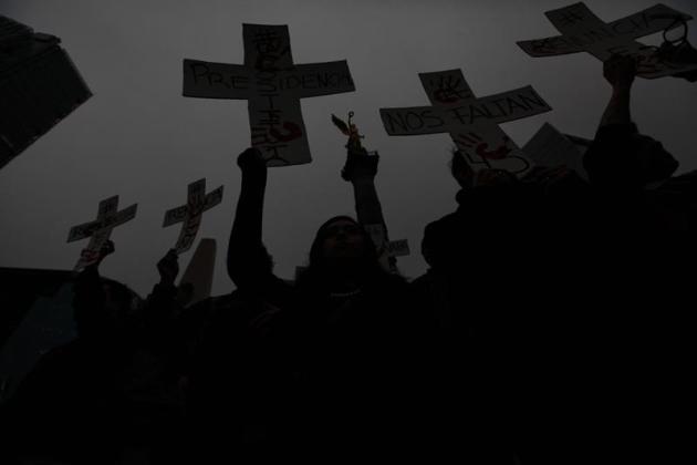 MEX117. CIUDAD DE MÉXICO (MÉXICO), 20/11/2014.- Miles de estudiantes y organizaciones sociales marcha hoy , jueves 20 de noviembre de 2014 , durante una larga jornada de protestas a nivel nacional en 