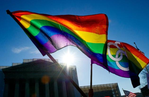 (Arquivo) Bandeira do orgulho gay é vista na Suprema Corte em Washington, DC, no dia 27 de março de 2013