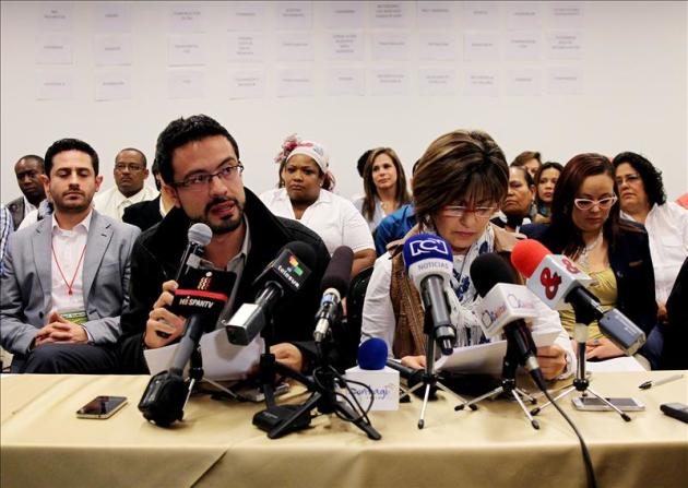 Camilo Umaña (i) y Martha Luz Amorocho (d), portavoces del grupo de víctimas colombianas que participaron en las negociaciones de paz en La Habana, participan en una rueda de prensa este viernes 20 de febrero de 2015, en Bogotá (Colombia). EFE