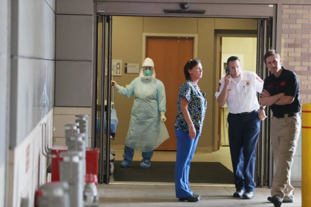 Funcionários aguardam chegada de possível paciente com Ebola no Hospital Presbiteriano de Dallas em 8 de outubro