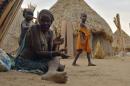 Une femme est assise sur le sol, devant des huttes dans la zone de Nyal, grande zone de marais dans l'Etat d'Unité, au Soudan du Sud souffrant de la...<br /><br />Source : <a href=