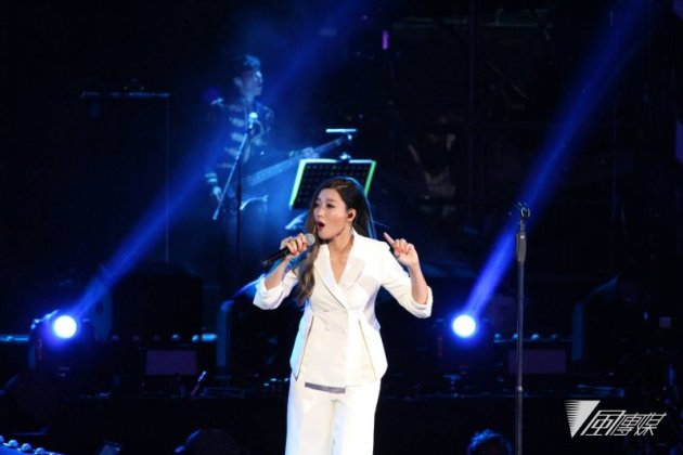 台北跨年晚會，藝人A-Lin用高昂的歌聲征服觀眾。（方炳超攝）