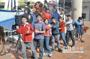 中原大學師生組成單車、直排輪車隊，明年元旦午夜12時將從學校出發至總統府參加升旗典禮。（楊明峰攝）