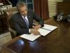 Le président américain Barack Obama signe le 22 octobre 2015 à Washington devant la presse son veto à une proposition de loi de budget de la Défense