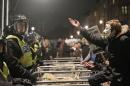Londra: Ciocniri între manifestanţii Anonymous şi forţele de ordine