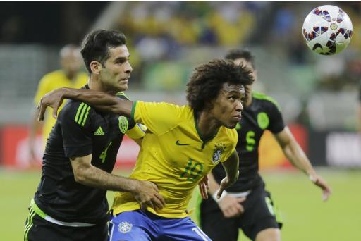 El jugador de la selección mexicana, Rafael Márquez, izquierda, disputa un balón en un amistoso contra Brasil el domingo, 7 de junio de 2015, en Sao Paulo. (AP Photo/Nelson Antoine)