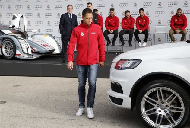 GRA270. MADRID, 01/12/2014.- El delantero mexicano del Real Madrid Chicharito durante el acto publicitario celebrado hoy en la ciudad deportiva de Valdebebas, en el que se ha hecho entrega de coches a la primera plantilla del equipo. EFE/Chema Moya