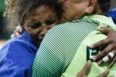 La judoca brasileña Rafaela Silva festeja tras ganar el oro en la división de 57 kilos de los Juegos Olímpicos el lunes, 8 de agosto de 2016, en Río de Janeiro. (AP Photo/Markus Schreiber)