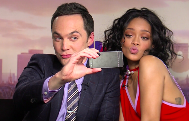 Rihanna le enseña al actor Jim Parsons cómo conseguir la mejor selfie. No se pierdan a ambos en la nueva película "Home" de DreamWorks Animation.