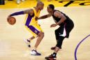 Kobe Bryant, de Los Angeles Lakers (i), cara a cara con Luc Richard Mbah a Moute, de Los Angeles Clippers, durante un encuentro de la NBA jugado el 6 de abril de 2016