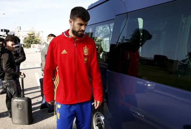 L'équipe d'Espagne, à l'entraînement à Bruxelles lundi, n'affrontera pas la Belgique./Photo prise le 17 novembre 2015/REUTERS/PAUL HANNA