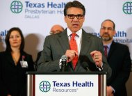 O governador do Texas, Rick Perry, é visto durante entrevista coletiva em 1 de outubro de 2014