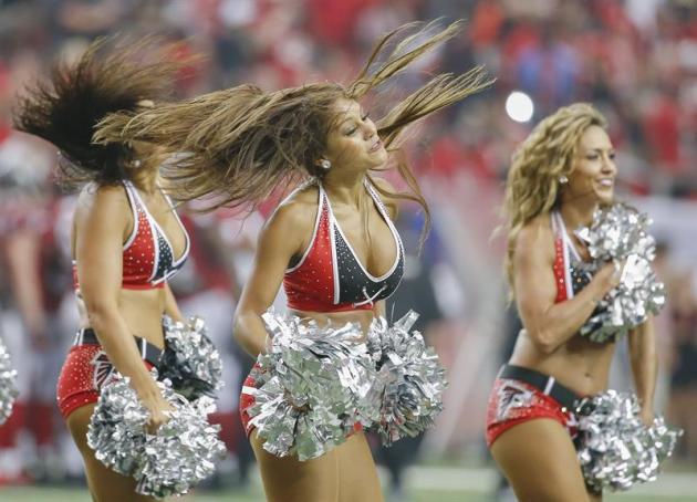 ELX01. Atlanta (United States), 07/09/2014.- Atlanta Falcons cheerleaders perform during the second half of the NFL American football game between the New Orleans Saints and the Atlanta Falcons at the