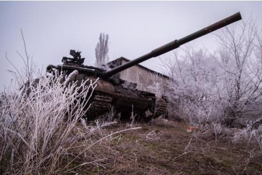 Un tank de l'armée ukrainienne est garé près du village de Peski, dans la région de Donetsk, le 16 février 2015
