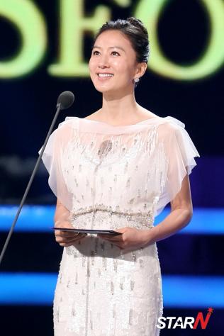 首爾電視劇大賞 金喜愛，摘得最佳女演員獎「和劉亞仁一起演戲很幸福」