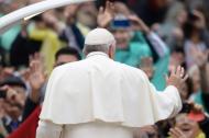 El papa Francisco saluda a la multitud a su llegada para su audiencia general semanal en la plaza de San Pedro en el Vaticano, el 28 de octubre de 2015 (AFP | Filippo Monteforte )