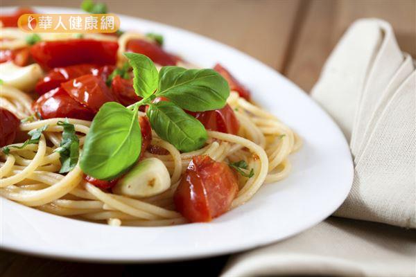 吃義大利麵時可選擇茄汁醬料，熱量較低。