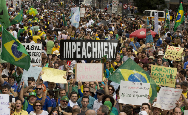 Protesto pede impeachment da Dilma (Foto: AP)