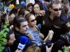 Fotografía de archivo del 14 de octubre de 2010 de la cantante española Isabel Pantoja (al centro), siendo escoltada por policías mientras llega a un tribunal en Marbella, España. (Foto AP/Sergio Torres, Archivo)