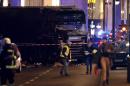 Berlino, camion travolge la folla in mercatino di   Natale: nove morti e 50 feriti. Polizia: Probabile attentato