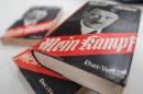 ARCHIVO - En esta foto del 11 de diciembre de 2015 se ven diferentes ediciones de "Mein Kampf", el libro escrito por Adolf Hitler, exhibidas en el Instituto de Historia Contemporánea en Munich, Alemania. Desde que fueron derrotados los nazis hace 70 años, se prohibió la publicación de 
