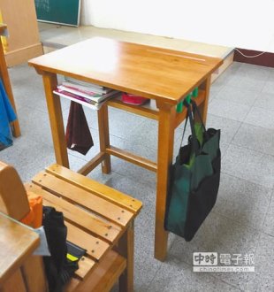課桌椅使用久了都會損壞，龜山國中家長認為學校要求簽切結書，並不合理。（甘嘉雯攝）