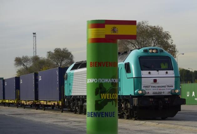 El primer tren directo de transporte de mercancías entre China y España llega a la estación madrileña de Abroñigal, tras recorrer más de 13.000 km, el 9 de diciembre de 2014