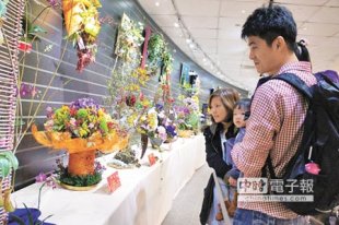 科博館在植物園推出「花舞迎新」花藝展，吸引民眾前往觀賞。（馬瑞君攝）