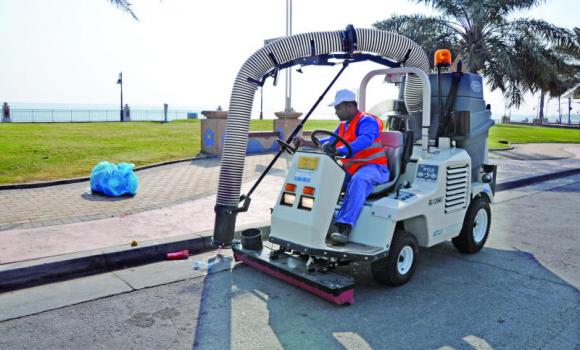 STATE-OF-THE-ART: Jubail’s new equipment works with three suction systems and different levels of force through a tube that is moved manually without the need to physically walk down the street. (AN photo)