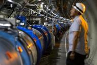 (Arquivo) Cientista diante do LHC