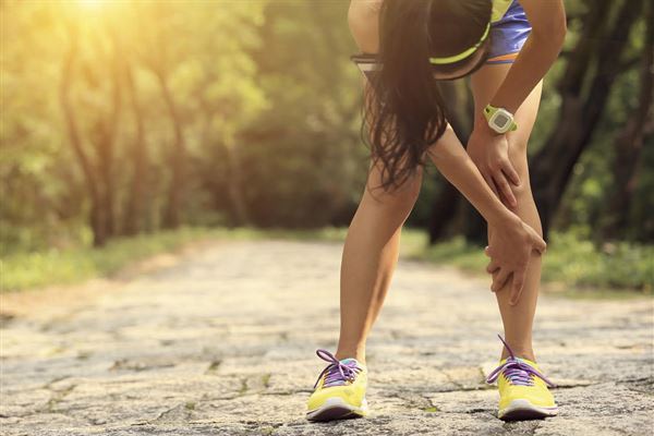 「假日運動員」容易因為「亂動」，身體不適應高強度的運動量，或肌腱柔軟度不足，造成關節軟骨磨損，長期下來甚至可能導致退化性關節炎。