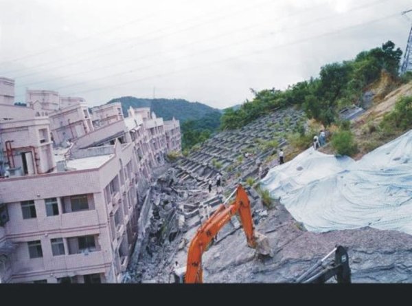 林肯大郡倒塌事件，讓政府正視山坡地住宅問題。翻攝自台灣地質知識服務網