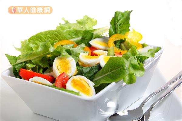 用1颗蛋搭配蔬菜水果等高纤维食材做成沙拉，是一道美味又营养的早餐。
