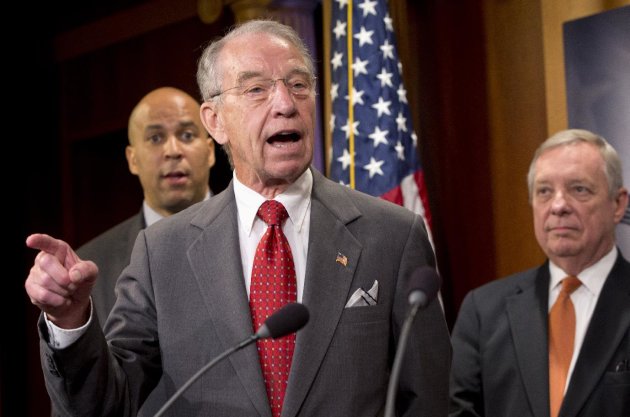 Los senadores Charles Grassley (centro) y Dick Durbin (derecha) proponen reformar el sistema de visas H1B. (AP)