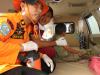 Des secouristes indonésiens prennent en charge un survivant après le naufrage d'un ferry sur l'île de Sulawesi le 20 décembre 2015