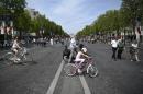 La avenida de los Campos Elíseos de París convertida en peatonal y ciclovía el 8 de mayo de 2016