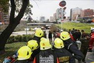 Policías y bomberos atienden la emergencia generada por una explosión en la estación del metro Escuela Militar este 8 de septiembre de 2014, en Santiago (Chile). EFE