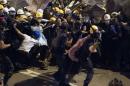 Hong Kong, scontri tra polizia e manifestanti davanti   al governo