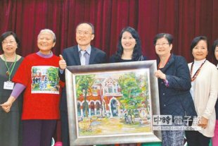 台南女中畢業50年和40年的同學會，9日由召集人兼會長吳素蓮（左二）將她創作的油畫捐贈給母校，由校長鄭文儀（左三）代表接受。（黃文博攝）
