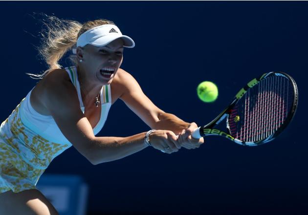 La danesa Caroline Wozniacki hace una devolución de revés a la española Lourdes Domínguez Lino, durante su enfrentamiento de primera ronda en el Abierto de Australia, el martes 14 de enero de 2014 (AP
