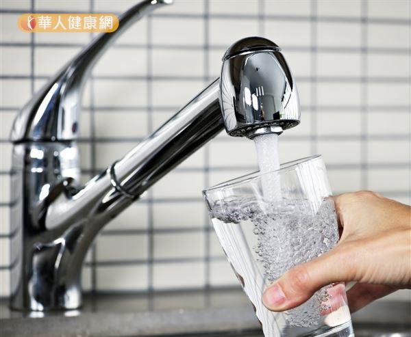 喝水保健康不用花大錢，也不用迷信機能水，自來水煮沸後就是最佳健康飲品。