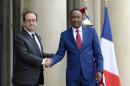 Le président français François Hollande (G) accueille son homologue nigérien Mahamadou Issoufou (D), le 2 juin 2015 à Paris