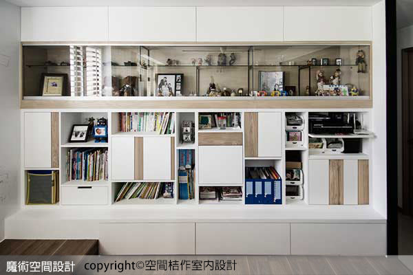 書房-保留一片書牆作為展示及收納作用，雙色異材質的搭配，虛實的創意設計讓空間顯得十分活潑有型。