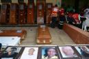 Les portraits et cercueils des victimes de l'Université de Garissa, sont disposés devant la morgue de Chiromo à Nairobi, le 9 avril 2015