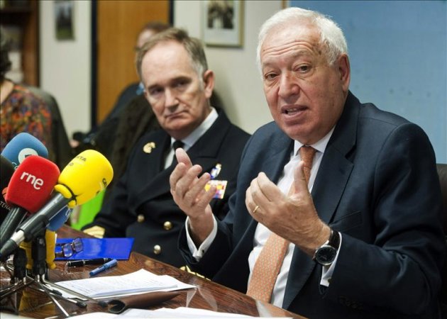 El ministro de Asuntos Exteriores y Cooperación, José Manuel García-Margallo (c), junto al almirante Juan F. Martínez Núñez (i), director general de Política de la Defensa, durante la rueda de prensa que ha ofrecido hoy en Bruselas, tras asistir a la reunión ministerial de la coalición de países contra las actividades terroristas del grupo yihadista Estado Islámico en Irak y Siria. EFE