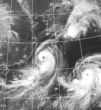 民國101年天秤颱風（左）和布拉萬颱風（右）產生藤原效應，天秤颱風兩度登陸台灣，造成南部、東部及離島地區災情慘重，農業損失超過2.5億。（來源：中央氣象局）