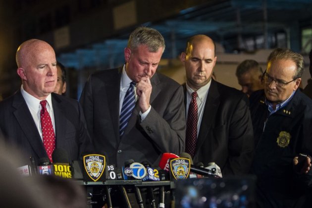 美國紐約市長白思豪（左2）表示，有人蓄意犯案，但沒有跡象顯示是恐攻。（美聯社）